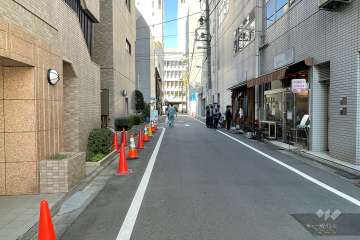 敷地の北東側前面道路（南東側から）