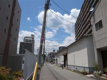 周辺には住宅の他、店舗や事務所が混在しています。