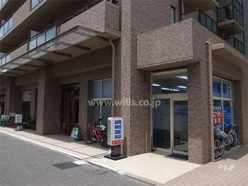 1階には店舗が入っています。
