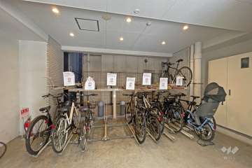 屋内に設けられた駐輪場