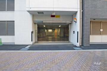 敷地内駐車場の出入り口（シャッター付き）