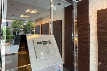 エントランスはオートロック付きです。