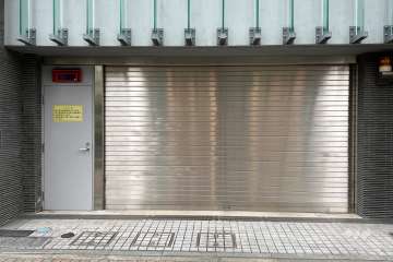 駐車場の出入口（シャッター付き）