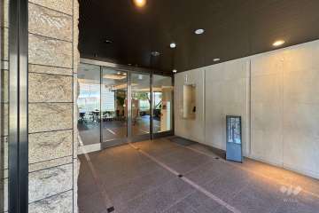 エントランスはオートロック付きです。