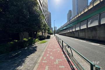 敷地南西側の前面道路
