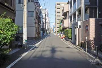 敷地北西側の前面道路(南西側から)