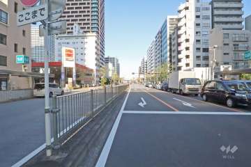 敷地南東側の前面道路は清澄通りです(北東側から)。
