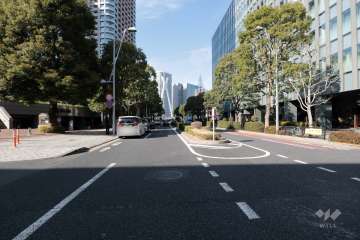 敷地東側の前面道路(南側から)