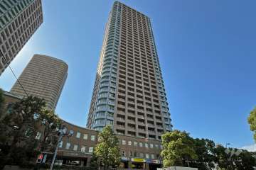 スカイライトタワーの外観（南東側から）