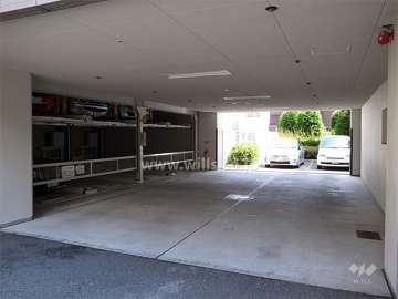 建物1階にある敷地内駐車場（機械式）