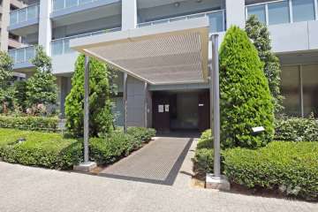 宅配ボックスと駐輪場の出入口