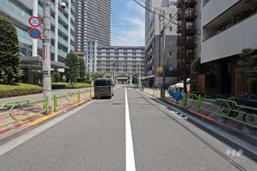 敷地南東側の前面道路(南方面から)