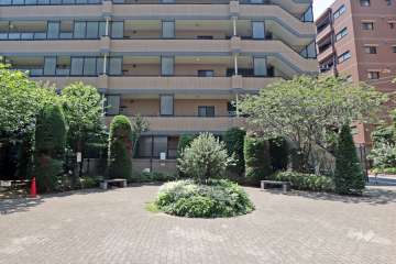 敷地に隣接する広場