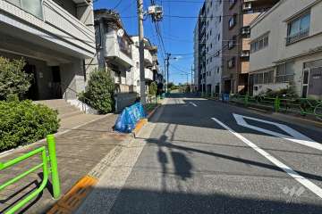 敷地南東側の前面道路（南西側から）