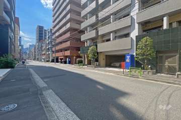 敷地の南側前面道路は環七南通りです（東側から）。