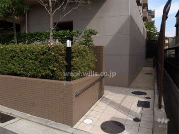 屋内にある駐輪場への入り口