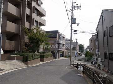 周辺は閑静な住宅地。ゆるやかな南斜面地です。