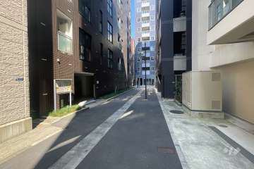 敷地の南東側前面道路（南西側から）