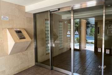 エントランスはオートロック付きです。