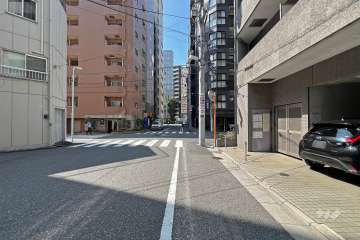 敷地の南側前面道路は産業会館通りです（東側から）。