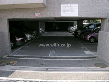 建物1階にある駐車場