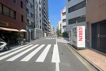 敷地西側の前面道路（南側から）