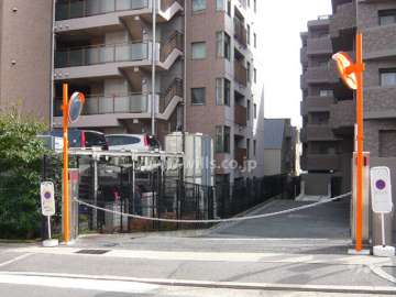 駐車場入り口はロボットゲート付きです。
