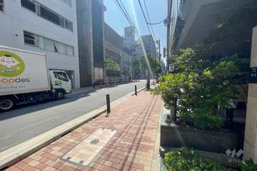 敷地南東側の前面道路（南西側から）