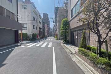 敷地の南東側前面道路はすずらん通りです（北東側から）。