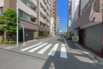 敷地の南西側前面道路（北西側から）