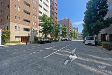 敷地の南西側前面道路は清洲橋通りです（北西側から）。