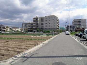 周辺は田畑も残る区画の整った住宅地です。