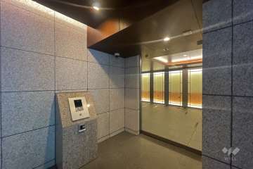 エントランスはオートロック付きです。