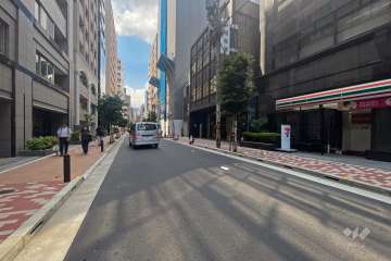 敷地北西側の前面道路（北東側から）