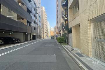 敷地の北側前面道路（西側から）