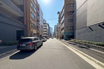 敷地南側の前面道路（東側から）