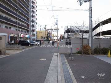 周辺は店舗や事務所が立ち並ぶ商業地です。