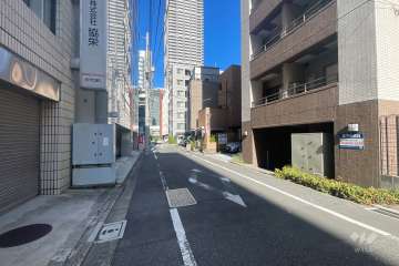 敷地の北西側前面道路（南西側から）