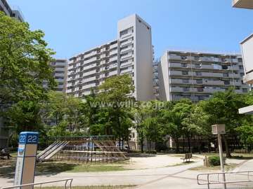 武庫川あおぞらのまち住宅24号棟の外観（南東側）　敷地内は緑豊かです。