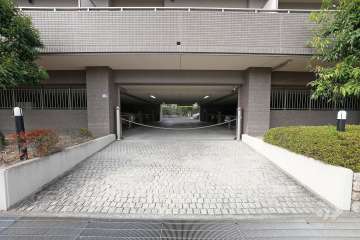 駐車場の出入口（ロボットゲート付き）