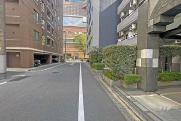 敷地の北東側前面道路（西側から）