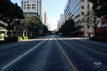 敷地北東側の前面道路(南東側から)