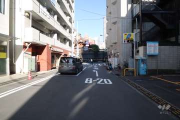 敷地南東側の前面道路(南西側から)