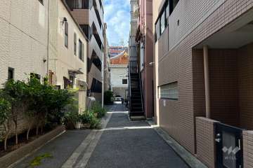 敷地の南東側前面道路（北東側から）