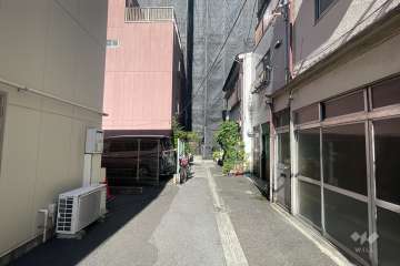 敷地西側の前面道路（南西側から）　