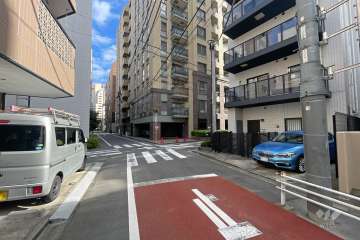 敷地の北西側前面道路（南西側から）