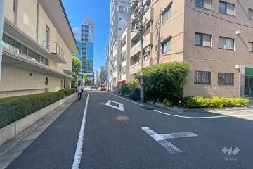 敷地西側の前面道路