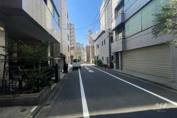 敷地の北東側前面道路（南東側から）