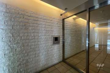 エントランスはオートロック付きです。