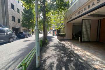 敷地の南東側前面道路（北東側から）